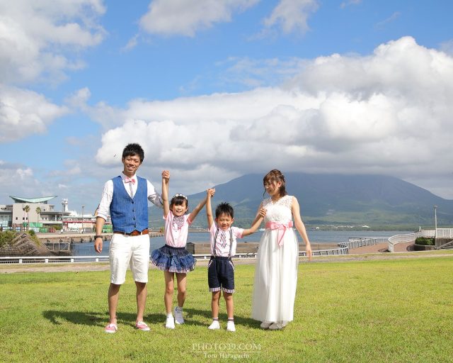 桜島をバックに家族写真